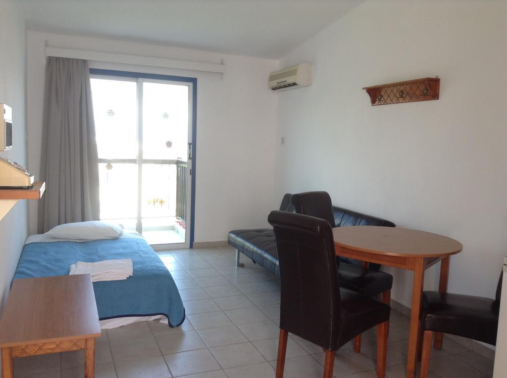 أيا نابا Aphelandra Hotel Apartments الغرفة الصورة
